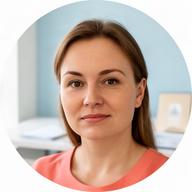 Олена Махервакс у світлому кабінеті громадської організації